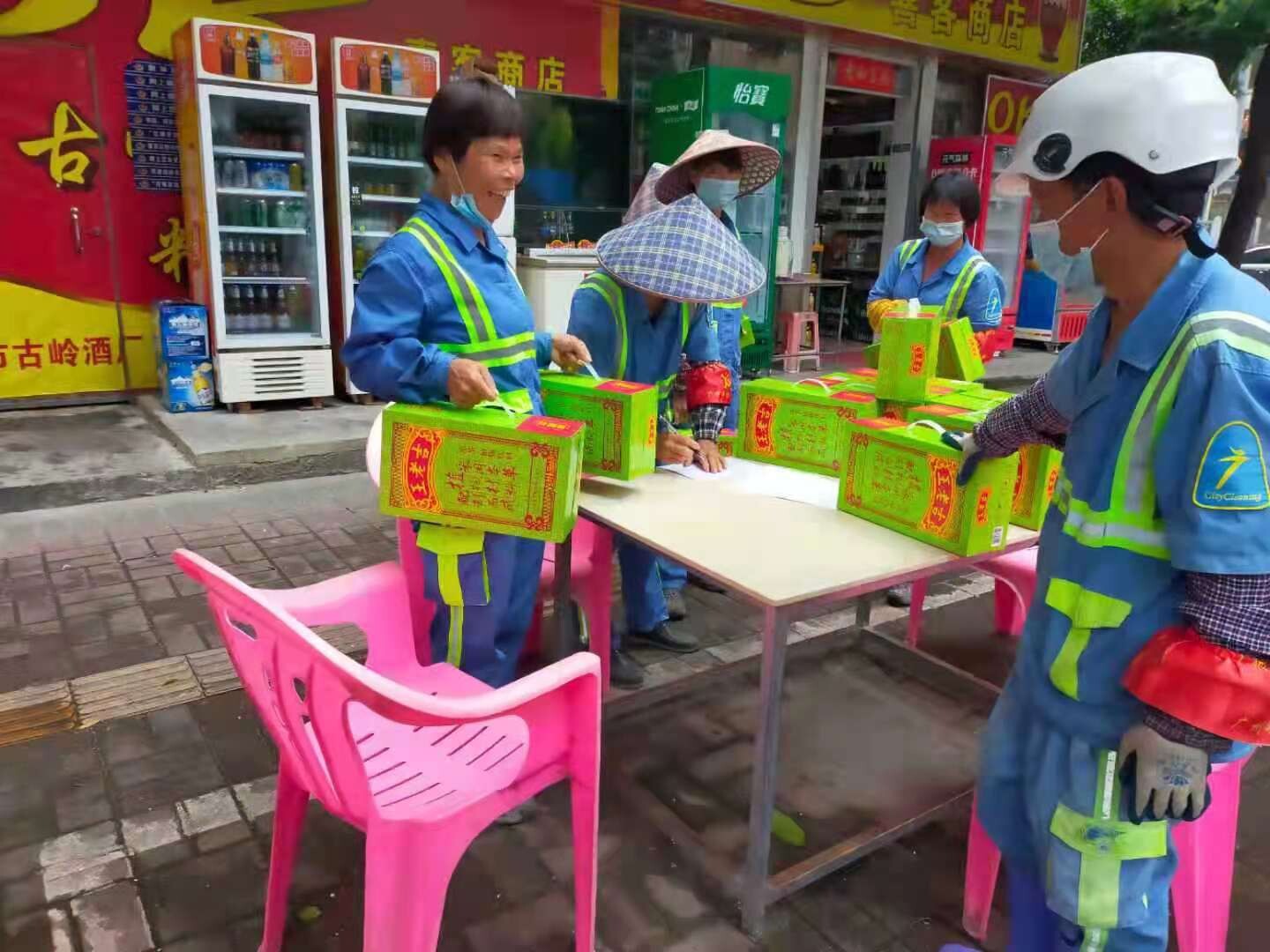 2021年区环卫行业工会联合会“送清凉饮料”活动_1