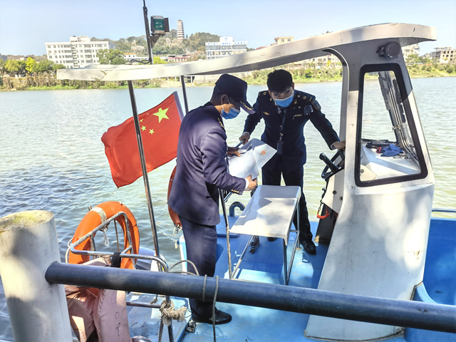 20220310“两会期间” 增城海事处开展辖区保洁船船舶安全检查.jpg