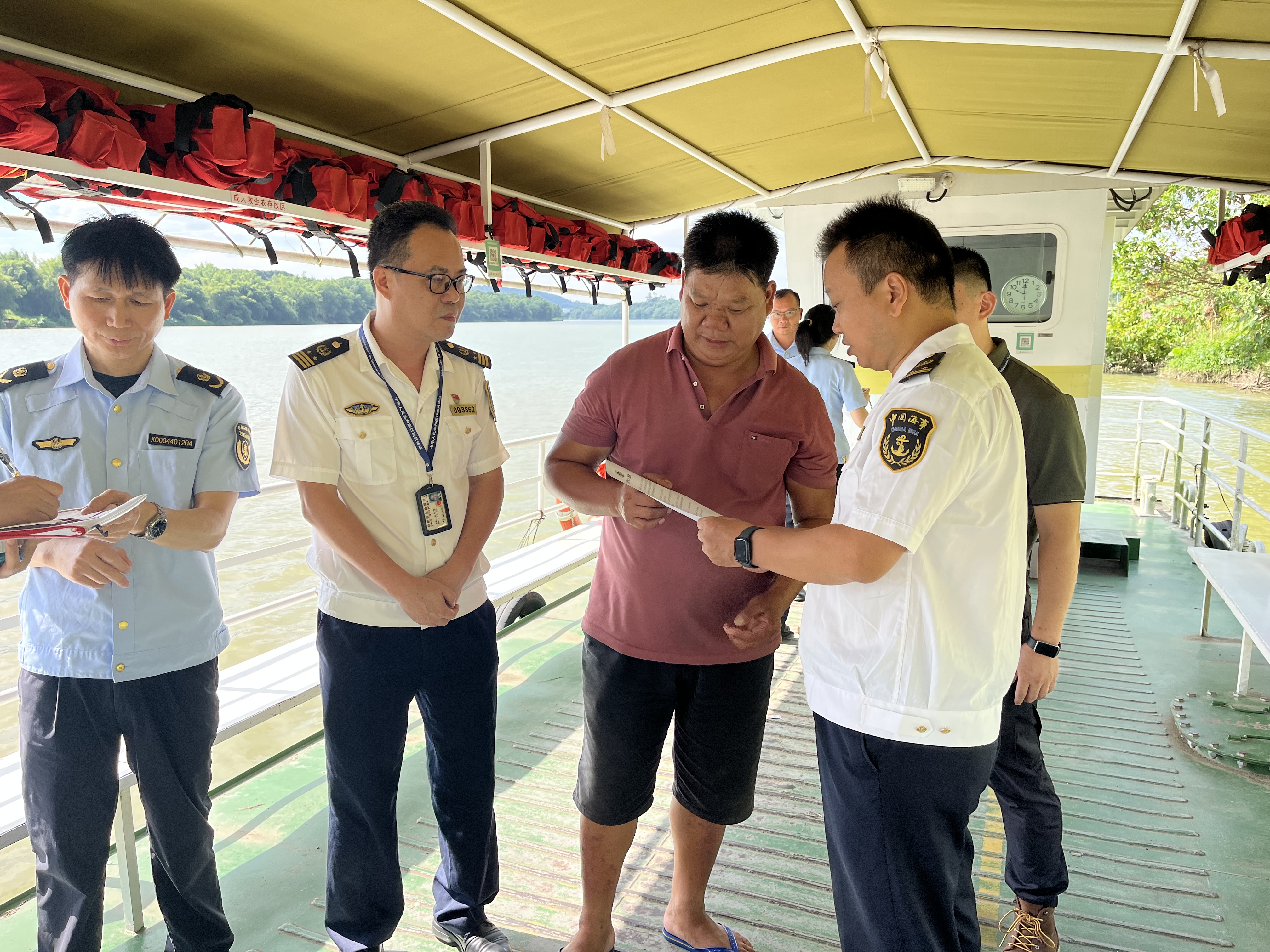 台风来袭 增城海事处领导带队开展渡口渡船防台联合检查工作.jpg