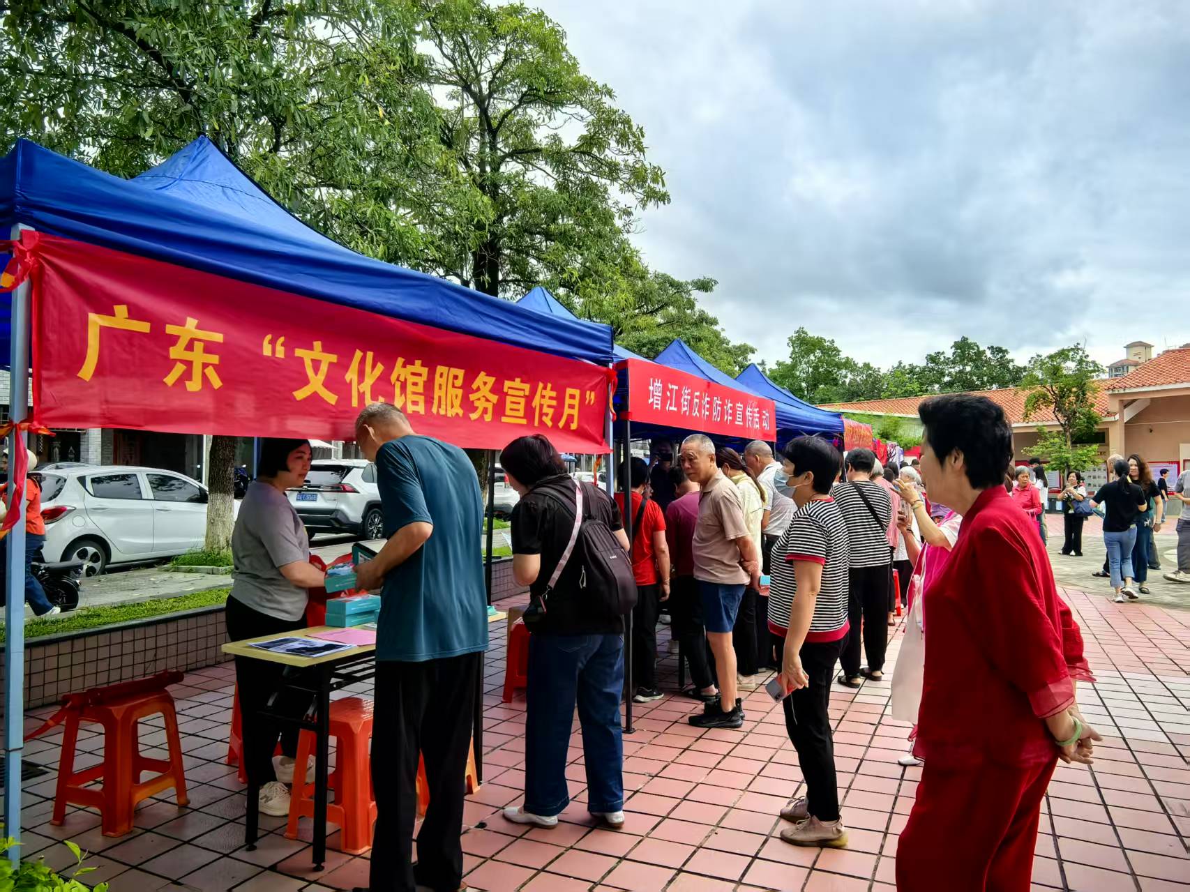 5月30日，在增江街文化广场开展“广东文化宣传月活动”吸引近100人参与.jpg